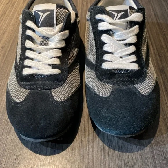 Old Navy Black and Light Gray Women's Sneakers - Picture 2 of 9